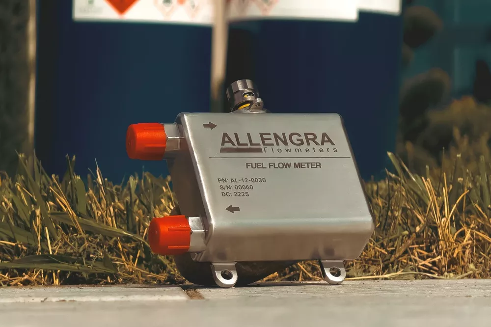 Flussometro Allengra per carburante F1 (Fuel Flow Meter) con connettori rossi, componente chiave nel controllo del flusso in Formula 1