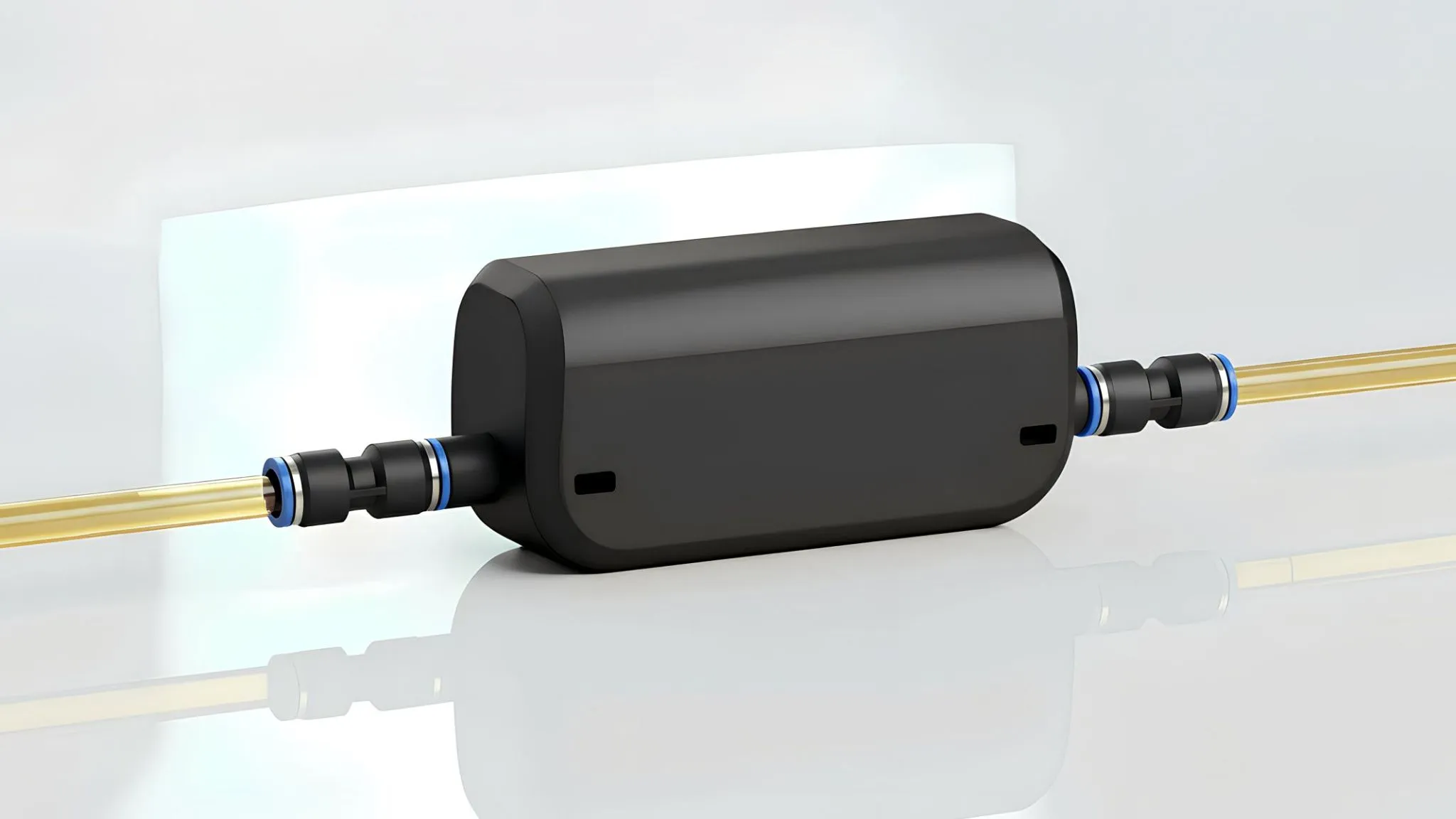 Allengra Mikro-Durchflusssensor in schwarzem Gehäuse mit beidseitigen Steckanschlüssen und gelben Schläuchen, entwickelt für die präzise Durchflussmessung von Flüssigkeiten in industriellen und medizinischen Anwendungen.