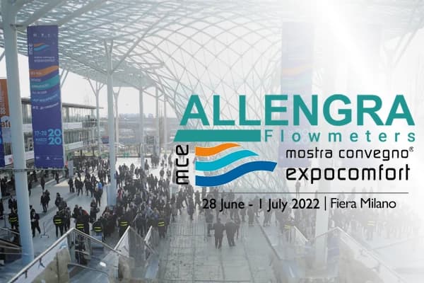 Vista general de la entrada Mostra Convegno Expocomfort con el logotipo de Allengra