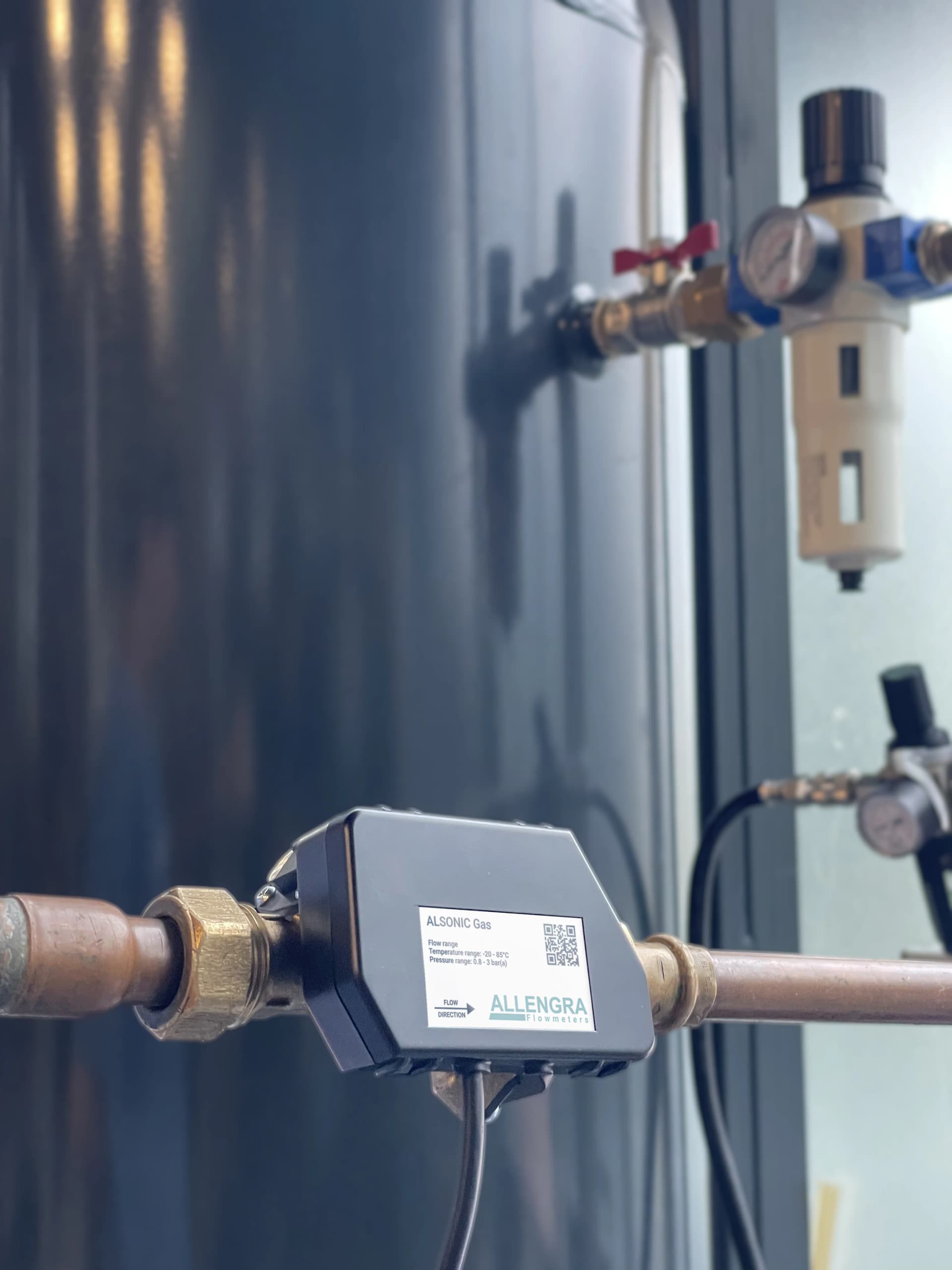 Allengra ultrasonic flowmeter device mounted on industrial pipe