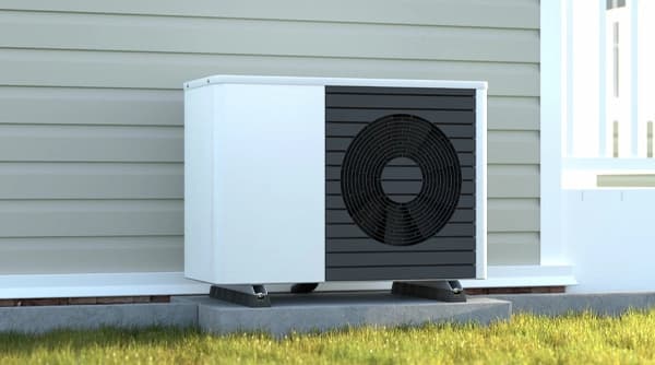 Unité extérieure de pompe à chaleur air-air dans le jardin