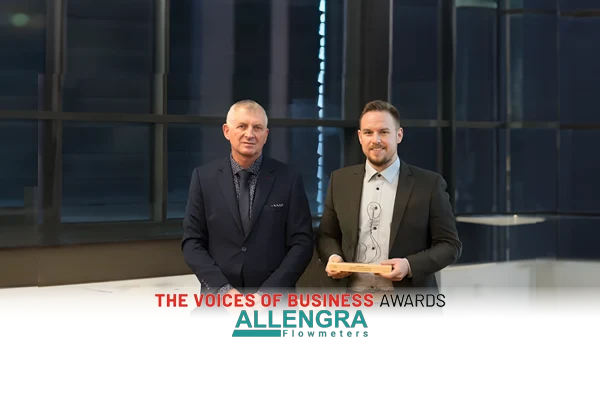 Niels Junker recibe el premio en la Gala «The Voices of Business» con Dan Birta a su lado